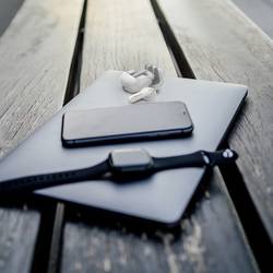 Lamax Tones1 Headset do uší (In Ear) Bluetooth® stereo bílá Indikátor nabití, Nabíjecí pouzdro, regulace hlasitosti, odolné vůči potu, dotykové ovládání,