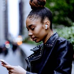 Lamax Tones1 Headset do uší (In Ear) Bluetooth® stereo bílá Indikátor nabití, Nabíjecí pouzdro, regulace hlasitosti, odolné vůči potu, dotykové ovládání,