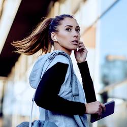 Lamax Tones1 Headset do uší (In Ear) Bluetooth® stereo bílá Indikátor nabití, Nabíjecí pouzdro, regulace hlasitosti, odolné vůči potu, dotykové ovládání,