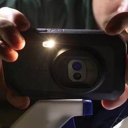 FLIR C3-X Compact termokamera -20 do 300 °C 8.7 Hz MSX®, Wi-Fi, integrovaná digitální kamera, odolný proti pádu 2 m, zabudovaná LED žárovka