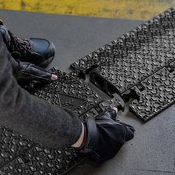 DEFENDER by Adam Hall 86100BLK kabelový můstek černá