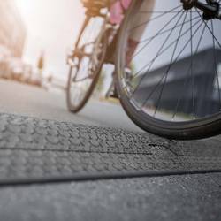 DEFENDER by Adam Hall 86100BLK kabelový můstek černá