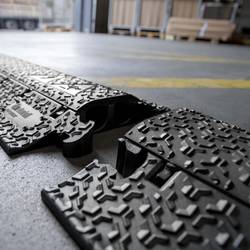 DEFENDER by Adam Hall 86100BLK kabelový můstek černá