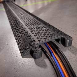 DEFENDER by Adam Hall kabelový můstek 866XP100BLK polyuretan černá Kanálů: 1 1005 mm Množství: 1 ks