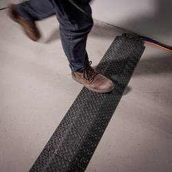 DEFENDER by Adam Hall kabelový můstek 866XP100BLK polyuretan černá Kanálů: 1 1005 mm Množství: 1 ks