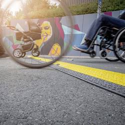 DEFENDER by Adam Hall kabelový můstek 86100LUX polyuretan černožlutá Kanálů: 2 1005 mm Množství: 1 ks