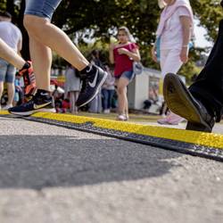 DEFENDER by Adam Hall kabelový můstek 86100LUX polyuretan černožlutá Kanálů: 2 1005 mm Množství: 1 ks