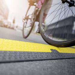 DEFENDER by Adam Hall kabelový můstek 86100LUX polyuretan černožlutá Kanálů: 2 1005 mm Množství: 1 ks