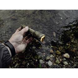 ArmyTek Dobermann Pro Magnet USB Olive Warm LED kapesní svítilna, poutko na ruku, s brašnou, napájeno akumulátorem, 1400 lm, 164 g