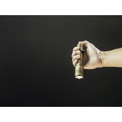 ArmyTek Dobermann Pro Magnet USB Sand Warm LED kapesní svítilna, poutko na ruku, s brašnou, napájeno akumulátorem, 1400 lm, 164 g