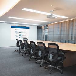 LogiLink BP0057 stropní držák projektoru stropní držák, nastavitelná výška, naklápěcí + nakláněcí vzd. země-strop (max.): 150 mm bílá