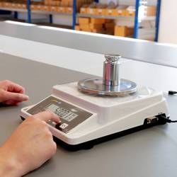 PCE Instruments stolní váha Max. váživost 1100 g Rozlišení 0.01 g na baterii