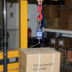 PCE Instruments PCE-HS 50N jeřábová váha PCE-HS 50N Max. váživost 50 kg Rozlišení 20 g na baterii modrá