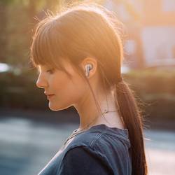 Lamax Clips1 Play Headset do uší (In Ear) Bluetooth® stereo bílá Indikátor nabití, Nabíjecí pouzdro, regulace hlasitosti, odolné vůči potu, dotykové ovládání,