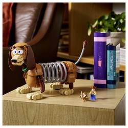 6589987 LEGO® DISNEY Pixar Toy Sory: Podpěry Slinky (43301); sladké nápoje pro dospělé