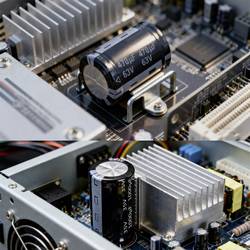 TRU COMPONENTS elektrolytický kondenzátor radiální 20 % 148 ks