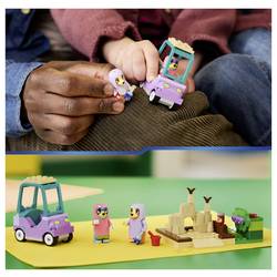 11216 LEGO® Bluey Omas s Bingo a Bluey; hračka s autem na hraní, s postavením a s postavičkami z řady TV