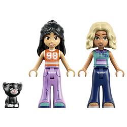 42682 LEGO® FRIENDS Finnhütte, 2 hrací figurky a hrací kek - kempovací sada pro hrací pumpičku