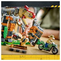 77982 LEGO® JURASSIC WORLD™ Útěk spinokrutu; DINO - hračka s pohyblivým dinosaura a 2 minifigurami; dárková ideální pro děti a fanoušky od 9 let