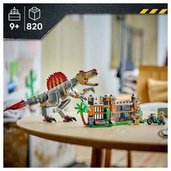 77982 LEGO® JURASSIC WORLD™ Útěk spinokrutu; DINO - hračka s pohyblivým dinosaura a 2 minifigurami; dárková ideální pro děti a fanoušky od 9 let