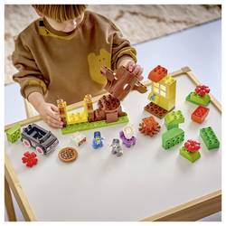 10469 LEGO® DUPLO Bluey Včetně pizzy s muffinem a blueyem; hračky s autem na hraní, stromem, houpačkou a 2 figurkami