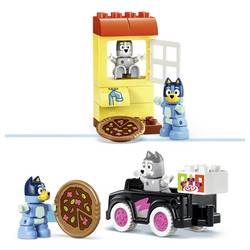 10469 LEGO® DUPLO Bluey Včetně pizzy s muffinem a blueyem; hračky s autem na hraní, stromem, houpačkou a 2 figurkami