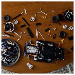 42231 LEGO® TECHNIC Stavebnice pro dospělé; řízení, zavěšení kol, motor V8 a 2 NOS lahve