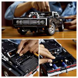 42231 LEGO® TECHNIC Stavebnice pro dospělé; řízení, zavěšení kol, motor V8 a 2 NOS lahve